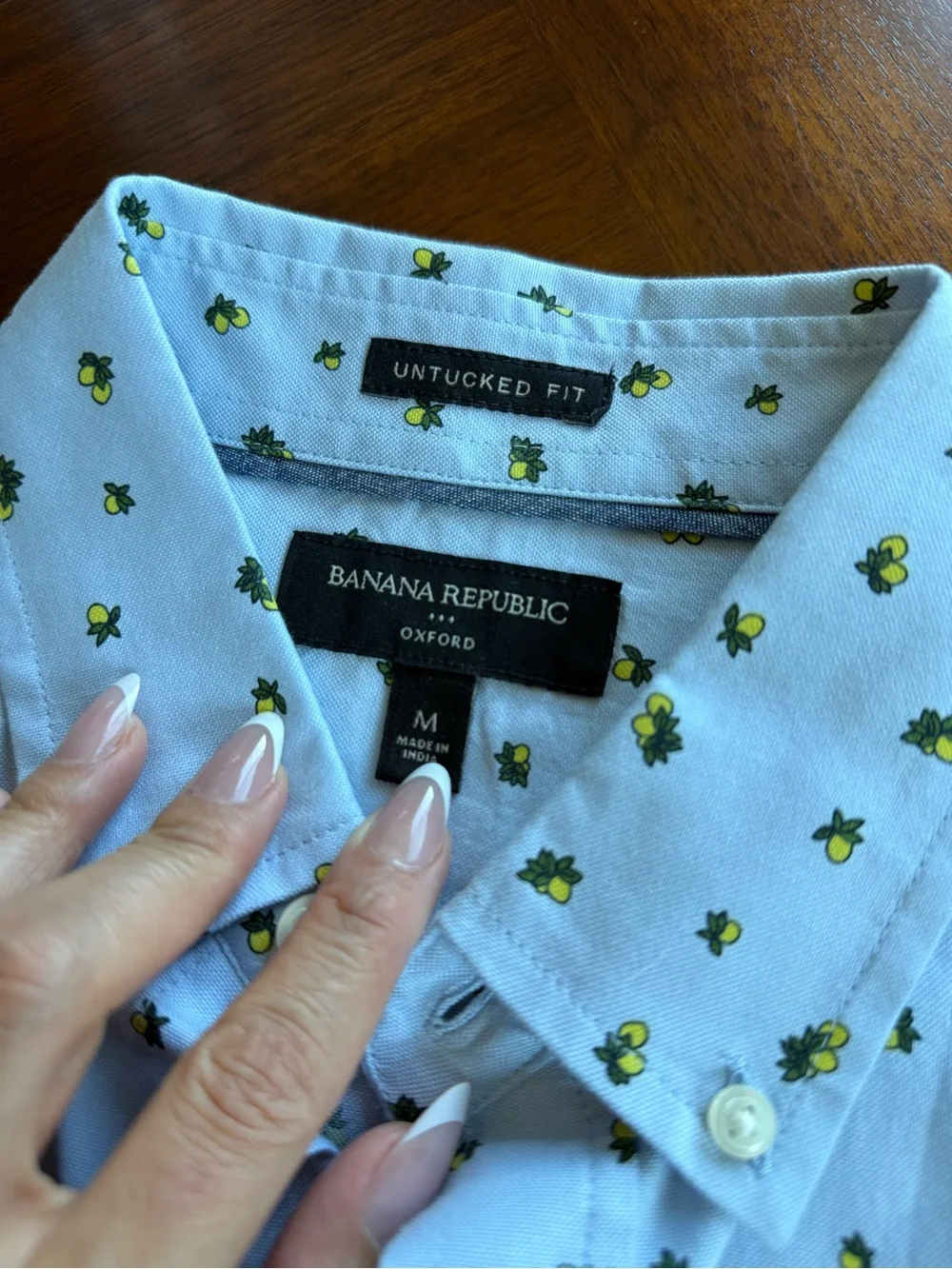 Banana Republic Untucked Fit button-down shirt lemon print M